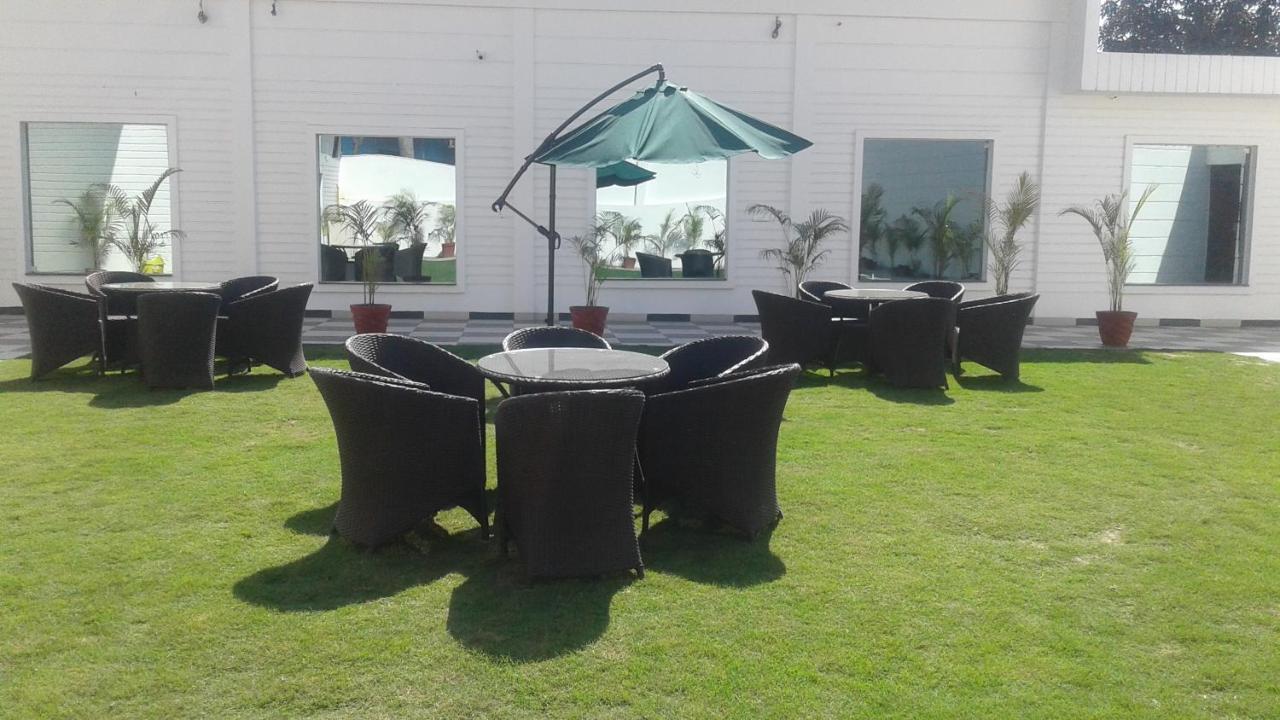 The English Garden Mohali Exterior foto